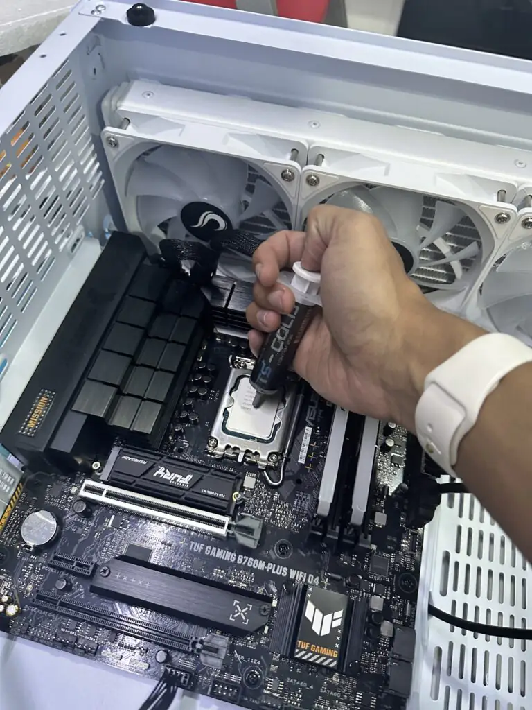 Manutenção de computador na bancada da RM
